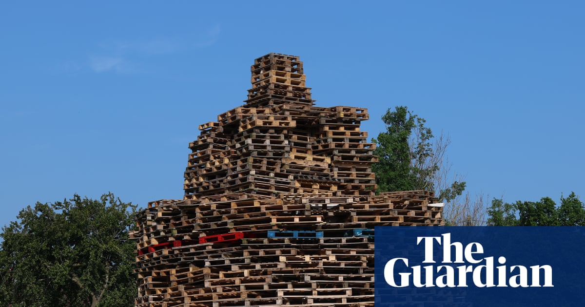 Un homme décède après être tombé du feu de joie de la onzième nuit dans l’est de Belfast | Belfast