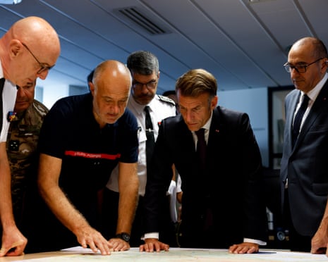 Le président français Emmanuel Macron et le ministre français de l'intérieur Laurent Nuñez écoutent Marc Vermeulen, chef du service d'incendie et de secours SDIS 33, lors d'un briefing dans la salle de crise du Centre départemental d'opérations d'incendie et de secours (CODIS) à Bordeaux.