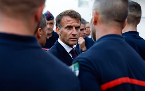 Le président français Emmanuel Macron s'adresse aux pompiers