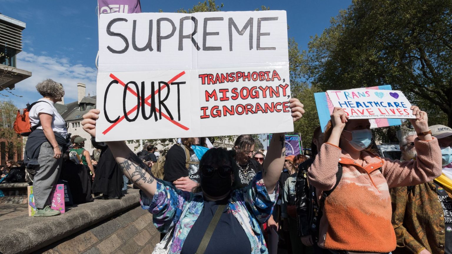 Des responsables défient la décision trans de la Cour suprême