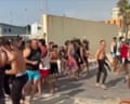 Des centaines de migrants courent et applaudissent à leur entrée dans l'enclave espagnole de Ceuta
