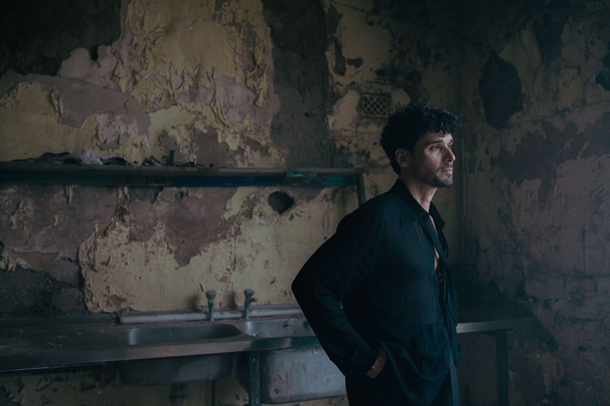 ^ “Shimi Goodman revient avec le single crossover classique émotionnel” Adagio “.