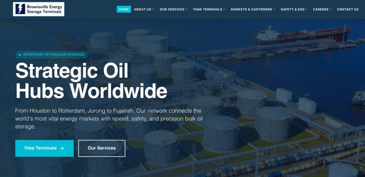 Sur la page principale de Brownsville Energy Storage Terminals, il y a une grande photo d'un site énergétique sur l'eau avec les mots « Strategic Oil Hubs Worldwide » écrits au-dessus.