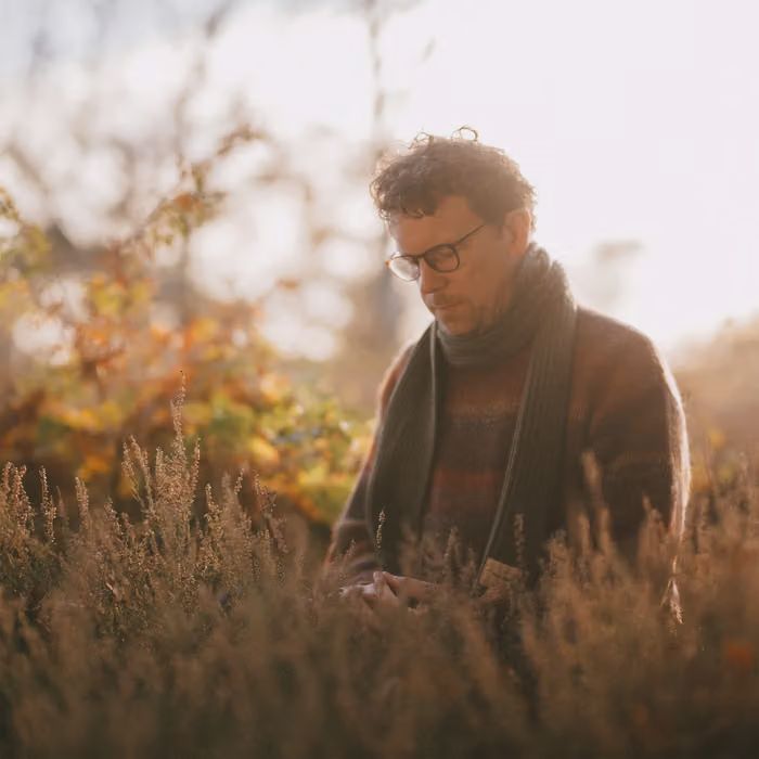 Critique de l'album : Scrimshire – « Bring Our Light To Every Corner » : Le multi-instrumentiste et ses amis délivrent un message de jazz spirituel émouvant et sensible.