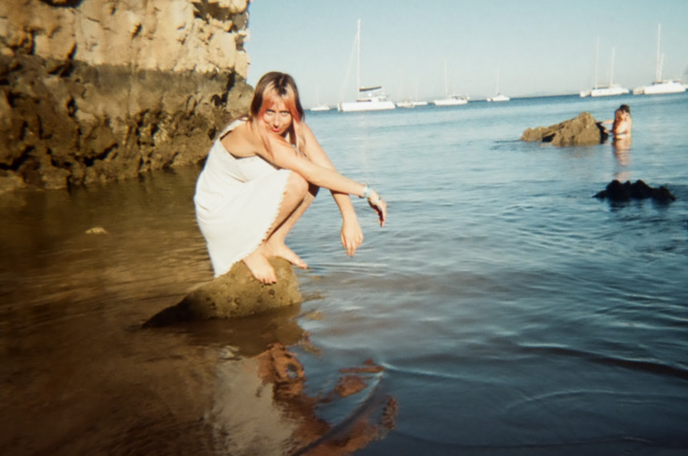 Titre : Regarder les vagues, nous observer – Tamara & the Dream sort la réfléchie « Belle femme sur la côte du Portugal »