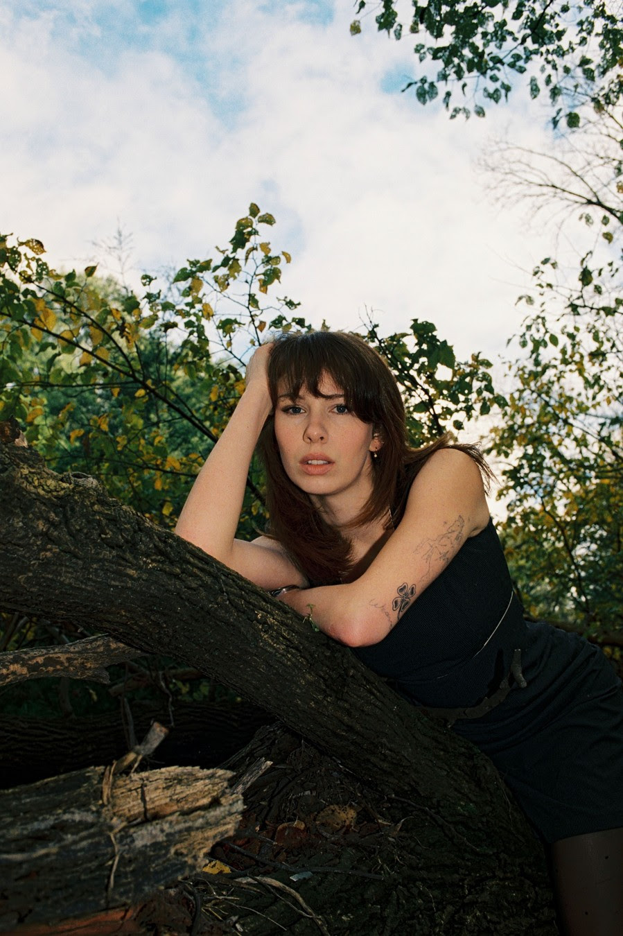 Titre : Grace Mitchell dévoile sa casquette de baseball et “In The Other Room” de son premier album