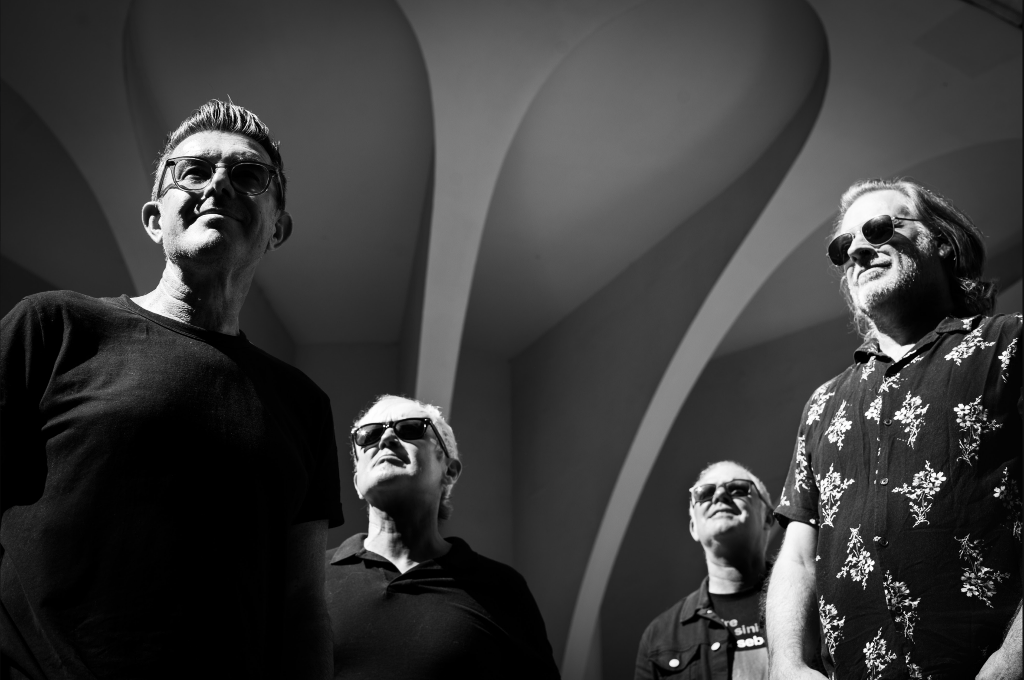 ^ “L'énigmatique Hoolahan dévoile l'éblouissant single 'Zircon Ring' avant l'album et la performance.”