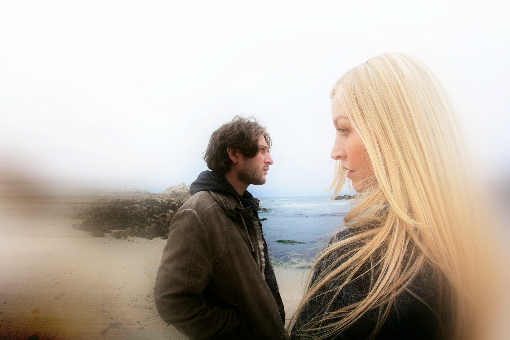 Titre : Après son retour avec le nouveau single « Take Me to Sunrise » avant le premier album