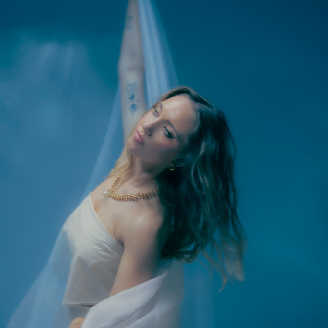 Track: Jade Rich dives beneath the digital noise on ‘quite the view (underwater)’