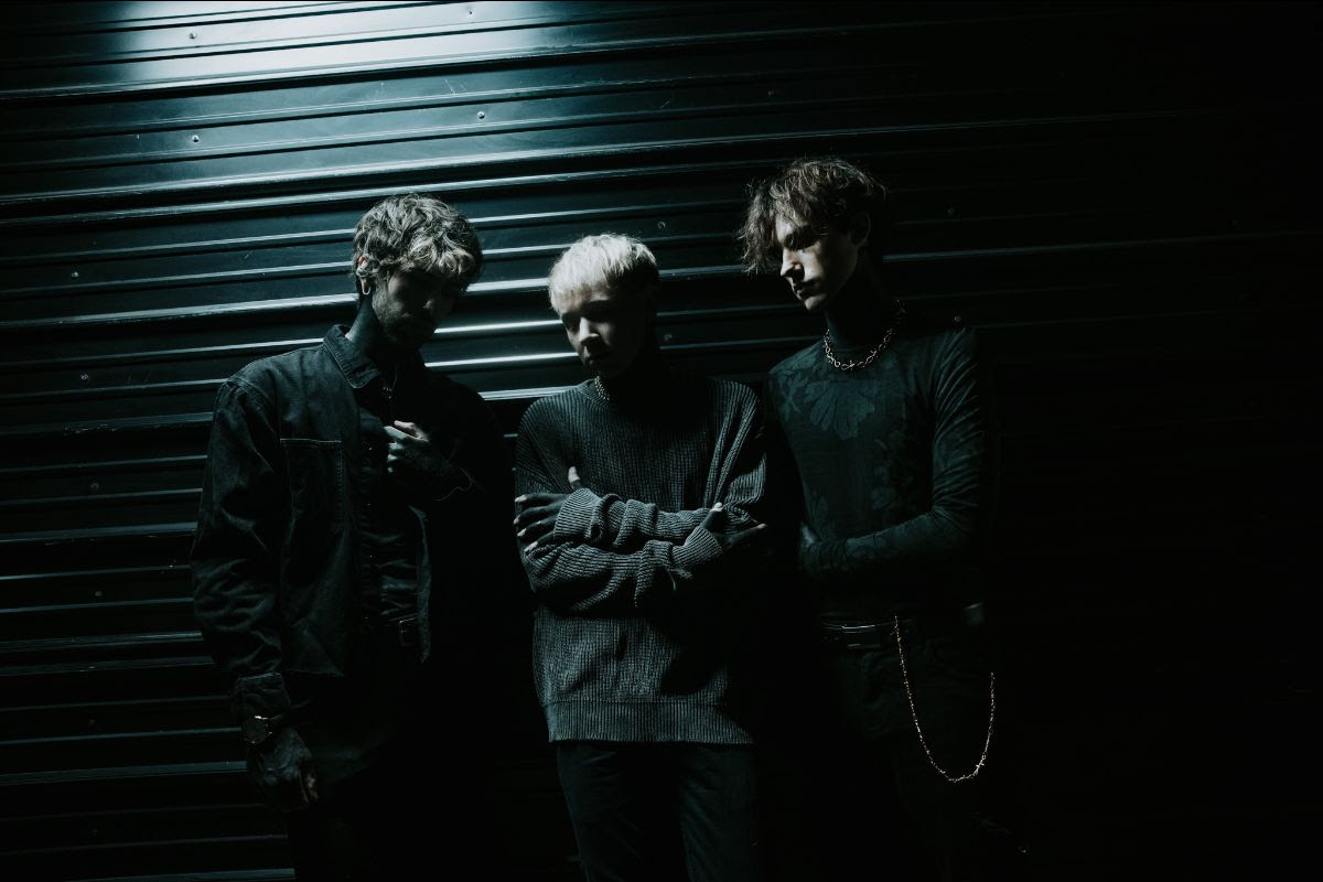 Track: Glasswaves announce debut album ‘while(True)’ and unleash ‘Swarm.ING_’