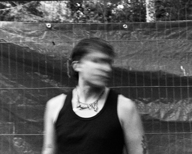 Track: London-based psych-folkster Lando Manning returns with the chillingly moving ‘Veneer’.