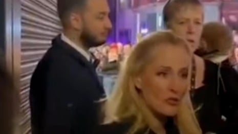 Gillian Anderson confronts ‘distracting’ front-row superfans – video