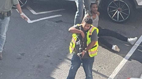 ICE officer shoots man in New York City – video